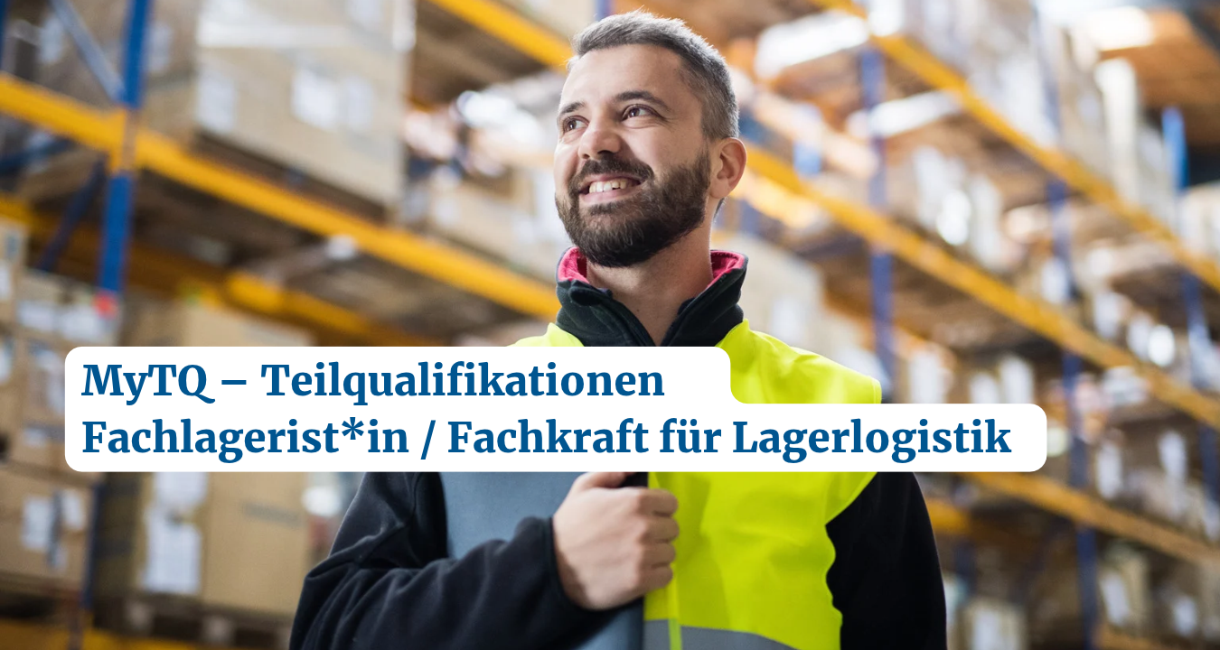 Ein Mann steht in einem Lager und lächelt. Hinter ihm sieht man viele Regale. Das Headerbild der Website bewirbt den Qualifizierungslehrgang Lagerlogistik.