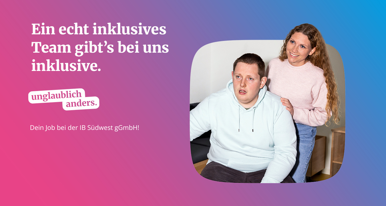 Eine junge Frau wird zusammen mit einem Klienten mit Behinderung gezeigt. Sie lächelt.