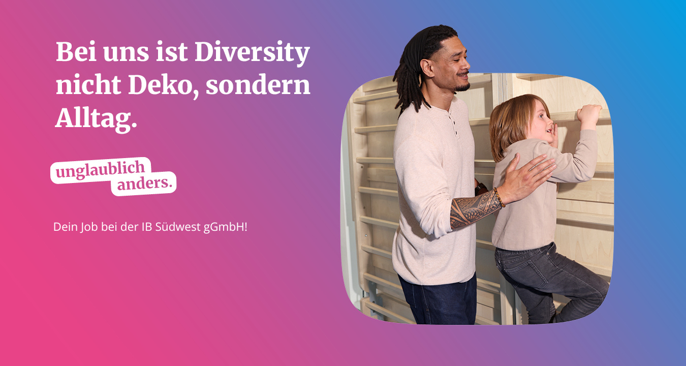 Ein junger Mann hilft einem jungen beim Klettern an der Sprossenwand.