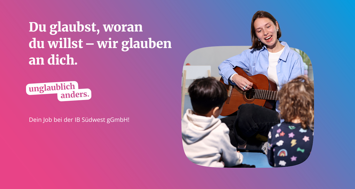 Eine junge braunhaarige Frau spielt Gitarre. Ein paar kleinere Kinder hören ihr dabei zu.