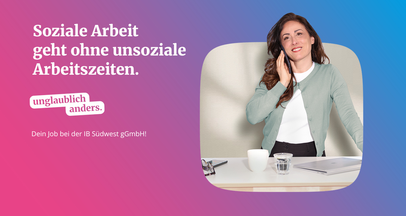 Eine dunkelhaarige Frau spricht lächelnd in ein Telefon.