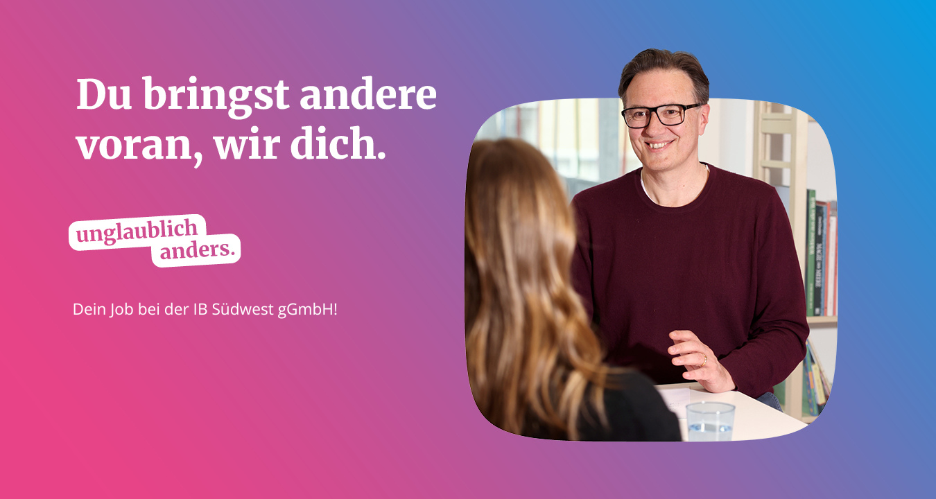 Ein Mann mit Brille unterhält sich freundlich mit eine langhaarigen Frauen. Sie wendet dem Betrachtenden den Rücken zu.