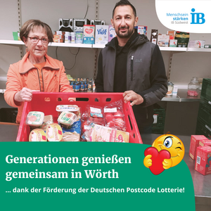 Auf dem Bild sieht man den IB Mitarbeiter Herrn Cagmak zusammen mit der Leitung der Tafel Wörth in einer Küche. Vor ihnen auf dem Tisch liegen verschiedene Lebensmittel.